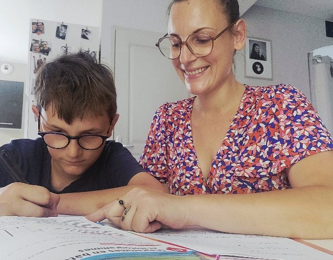Séance de soutien scolaire à domicile entre Céline Mouton et un élève de primaire